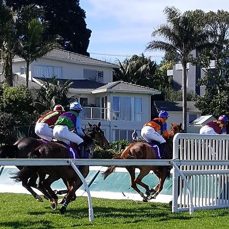 Racecourse Deluxe Auckland Exterior foto